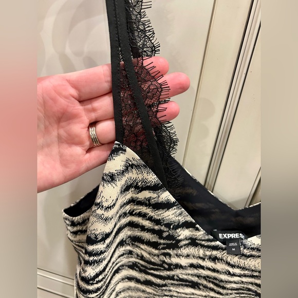 NWT EXPRESS Black & White Print Dressy Tank Camisole Sleeveless Blouse Size Med - Picture 5 of 7